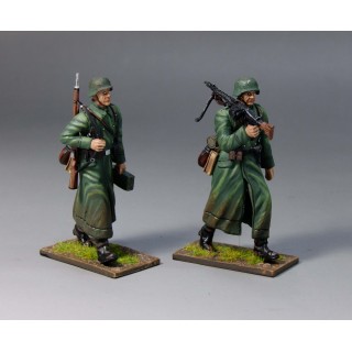 WW2 German Walking MG42 Machine Gunners set in Great Coat GER022