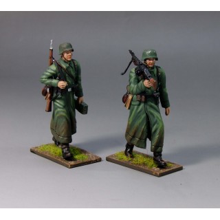 WW2 German Walking MG42 Machine Gunners set in Great Coat GER022