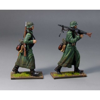 WW2 German Walking MG42 Machine Gunners set in Great Coat GER022