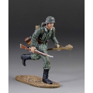 German Running Soldier with rifle and Panzerfaust GER027 