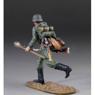 German Running Soldier with rifle and Panzerfaust GER027 